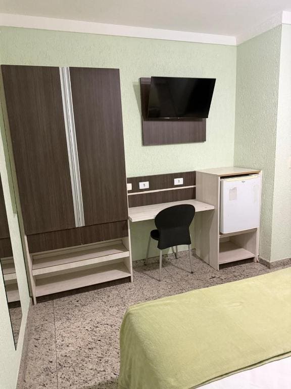 Standard Double Room with 1 Double Bed room - Image 2