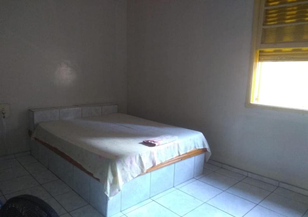 Basic Triple Room with Shared Bathroom room - Image 3