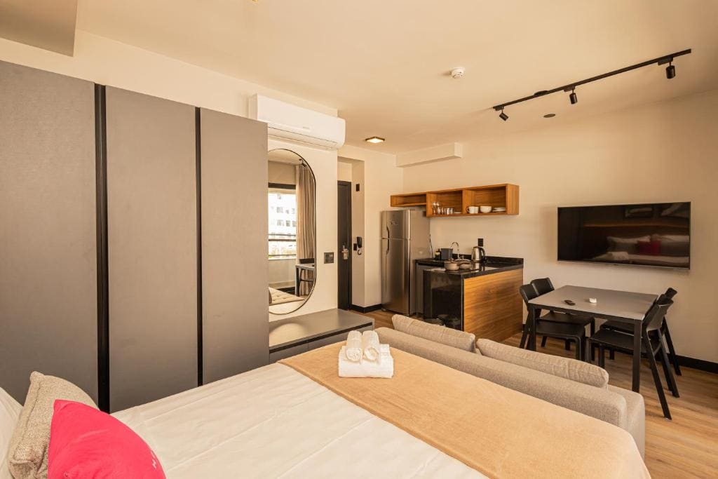 Deluxe Queen Room room - Image 2
