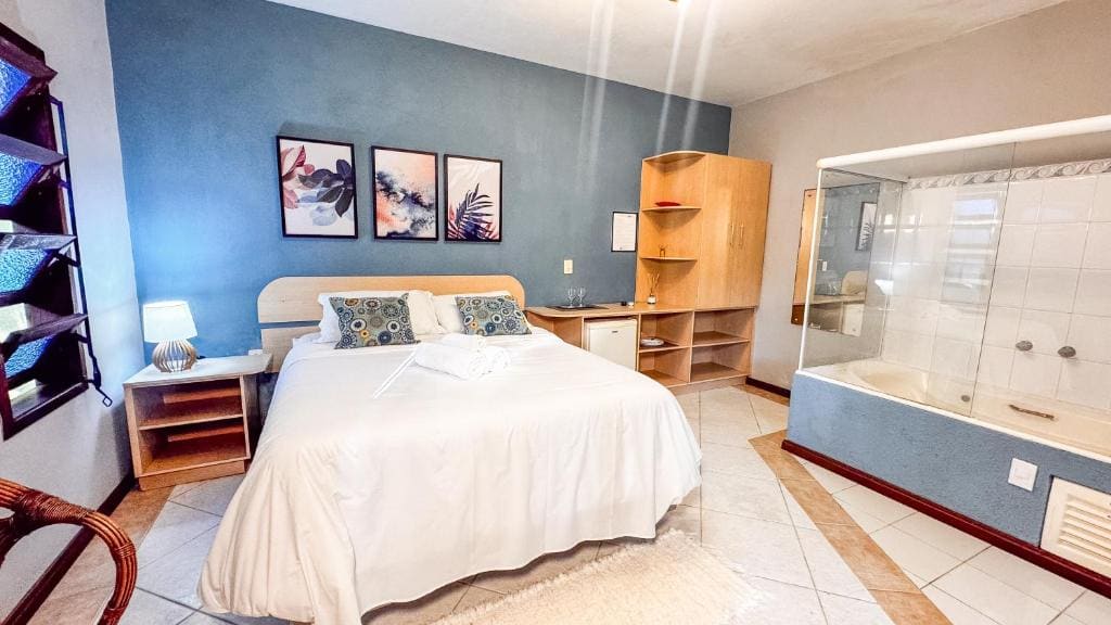 Deluxe Suite with Spa Bath room - Image 1