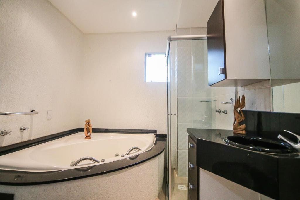 Queen Suite with Spa Bath room - Image 2