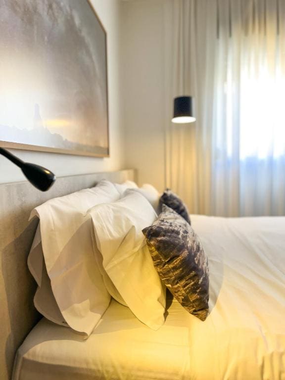 Deluxe King Suite room - Image 3