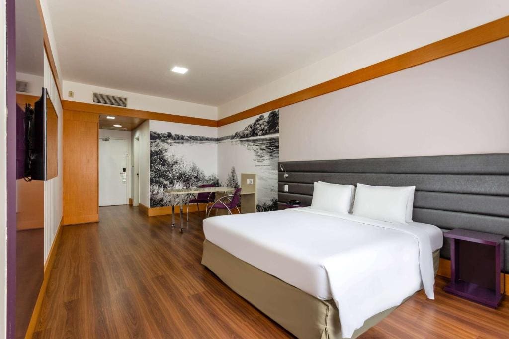 Deluxe Queen Room room - Image 2