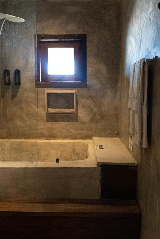 Queen Suite with Spa Bath room - Image 2
