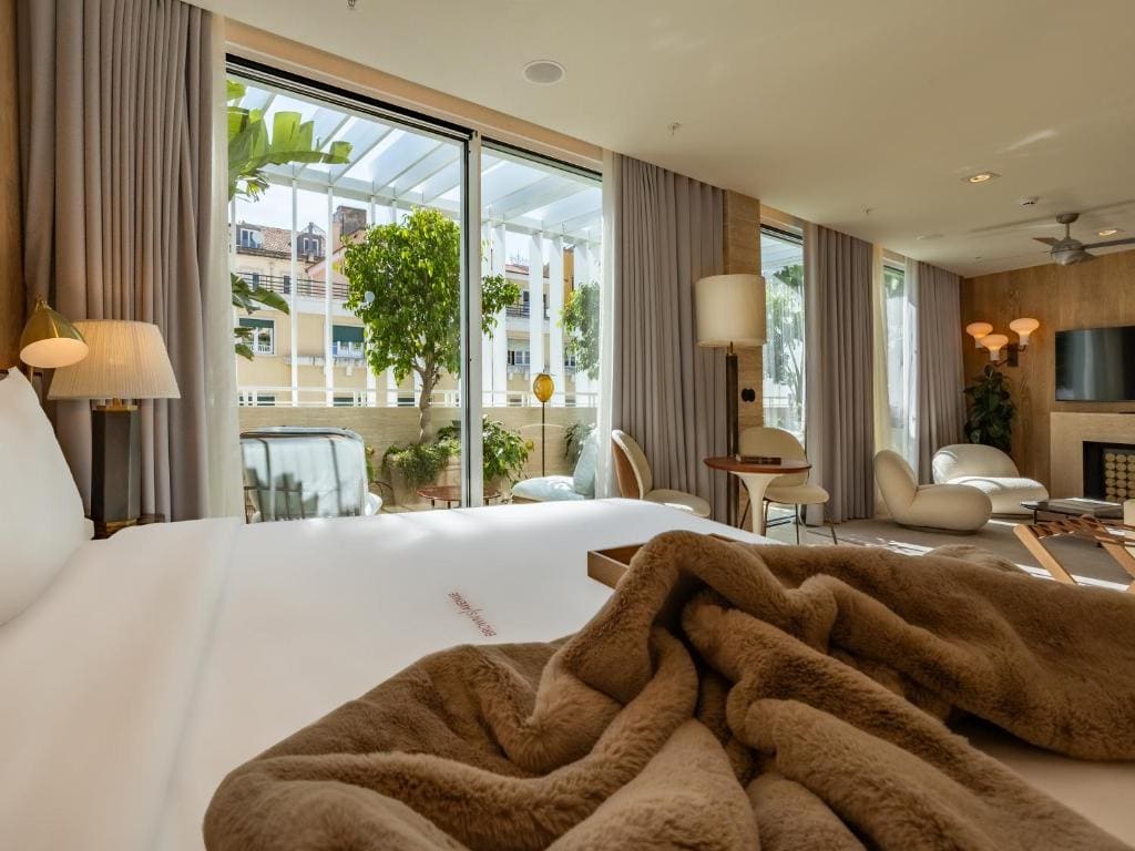 Contemporary Deluxe Double Room room - Image 3