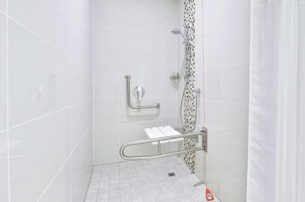 King Room - Mobility Accessible room - Image 3