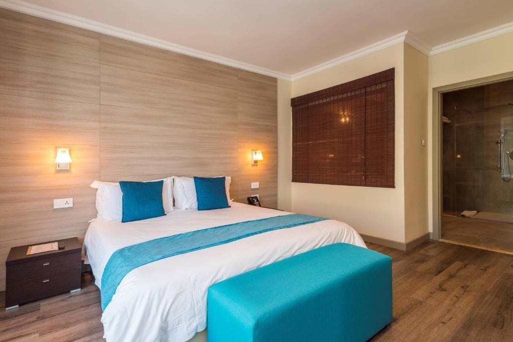 One Bedroom, 1 Bedroom Apartment, 1 King, Sofa bed room - Image 1