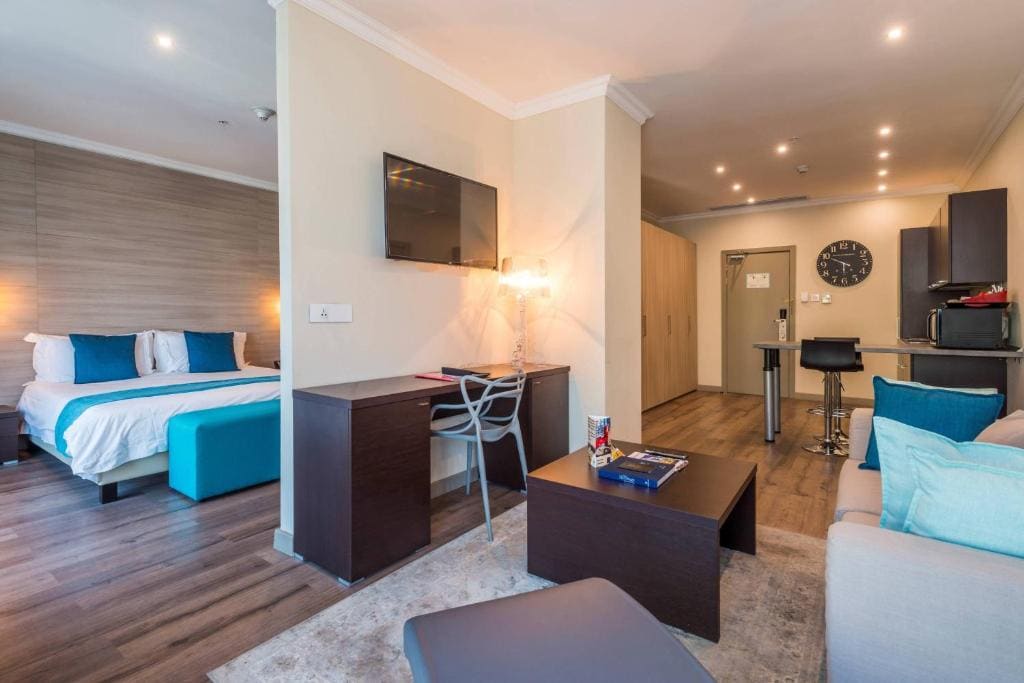 One Bedroom, 1 Bedroom Apartment, 1 King, Sofa bed room - Image 2