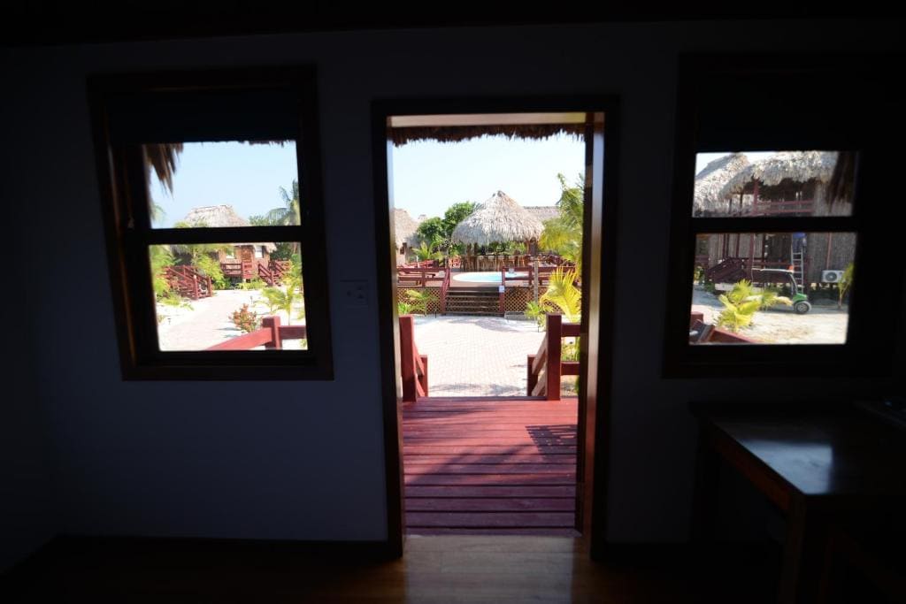 Double Room with Pool View room - Image 3