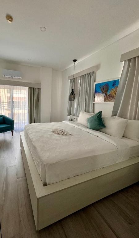 Superior Family Room room - Image 2