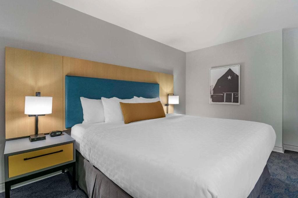 Queen Room with Two Queen Beds - Non-Smoking room - Image 2
