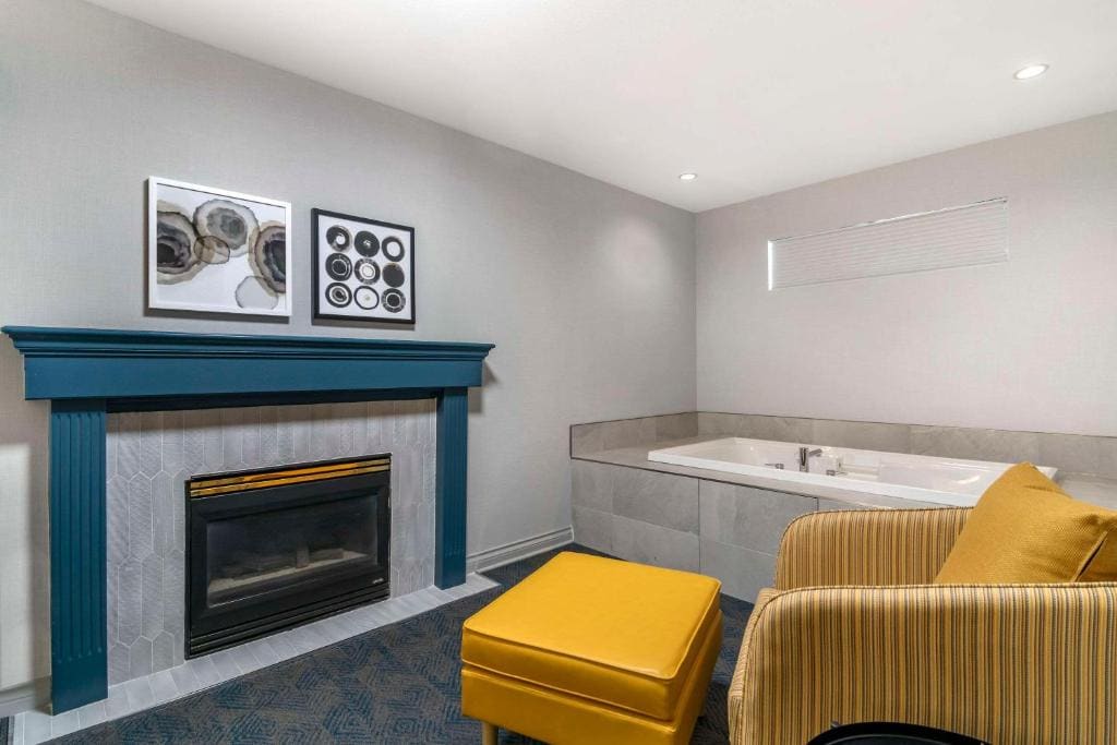 King Room with Hot Tub - Non-Smoking room - Image 1