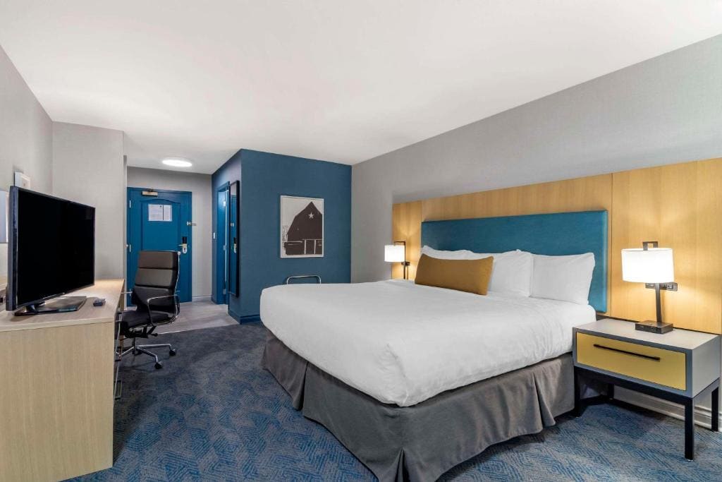 King Room with Hot Tub - Non-Smoking room - Image 3