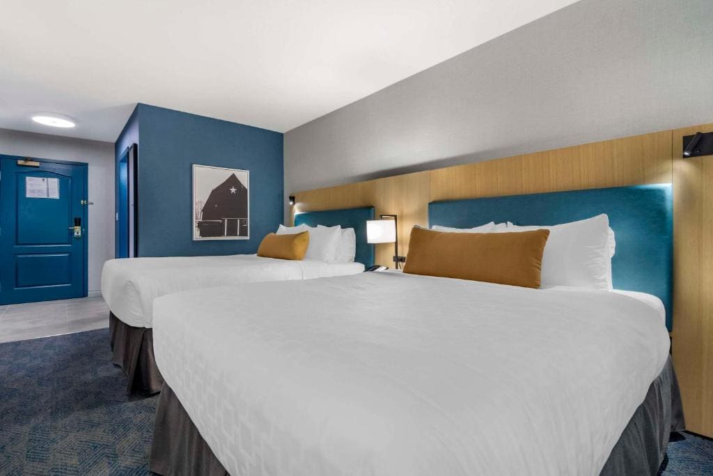 Queen Room with Two Queen Beds - Non-Smoking room - Image 1