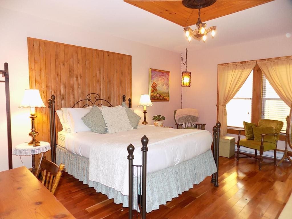 Superior Queen Suite- La rêveuse room - Image 2