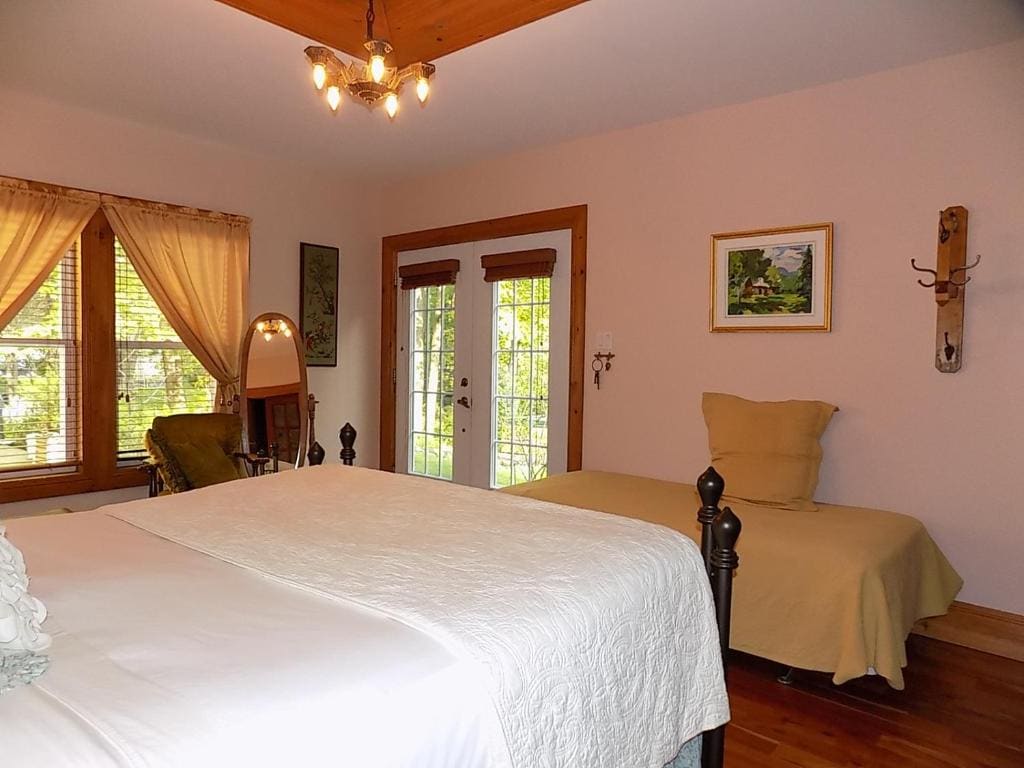 Superior Queen Suite- La rêveuse room - Image 3