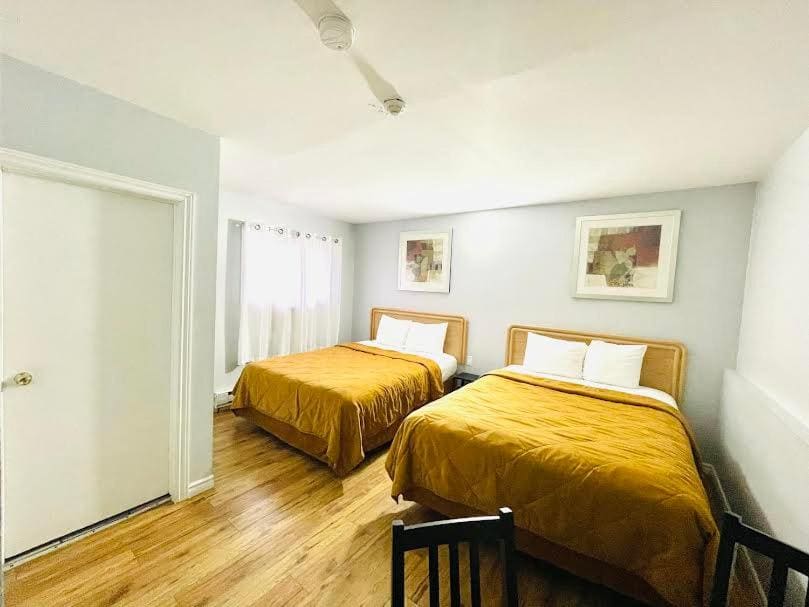 Family Suite with Three Queen Beds - Non-Smoking room - Image 2
