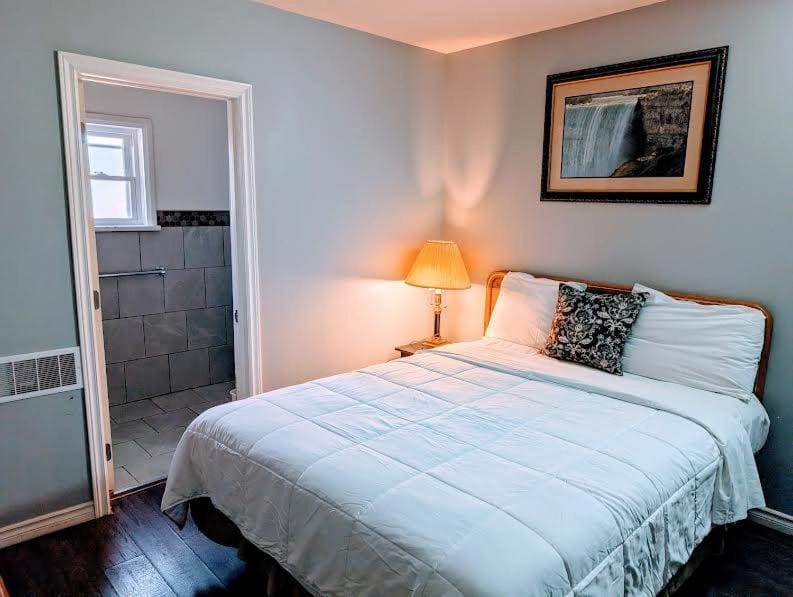 Queen Suite room - Image 2