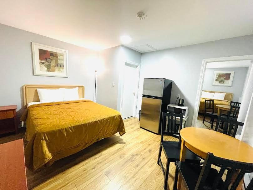 Family Suite with Three Queen Beds - Non-Smoking room - Image 3