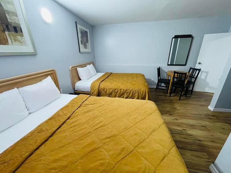 Family Suite with Three Queen Beds - Non-Smoking room - Image 1