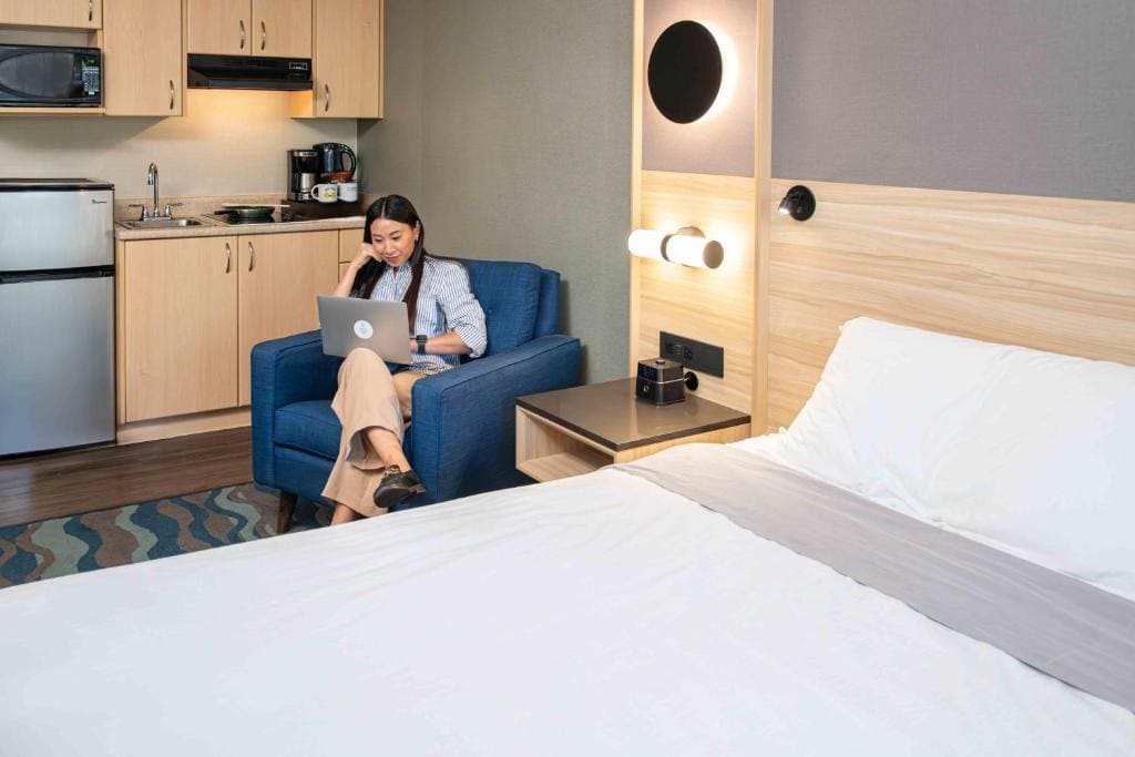 Queen Bed Kitchenette room - Image 2