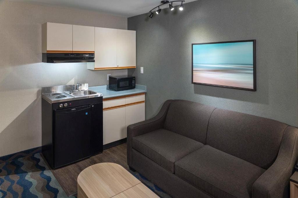 Queen Bed Kitchenette room - Image 3