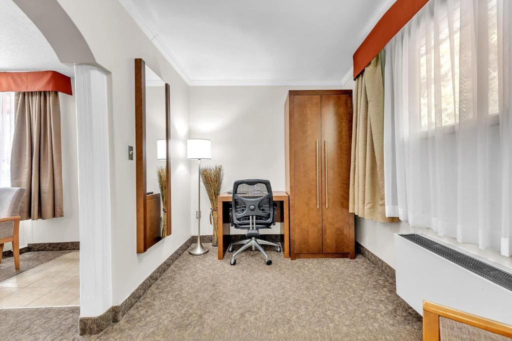 Queen Suite with Spa Bath room - Image 3