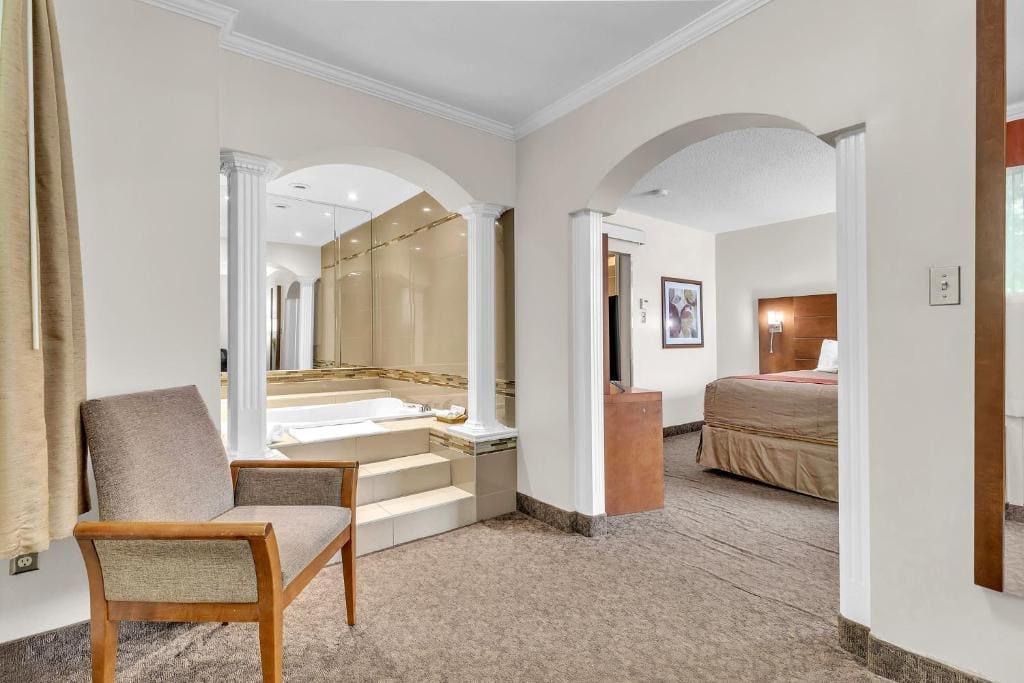 Queen Suite with Spa Bath room - Image 2