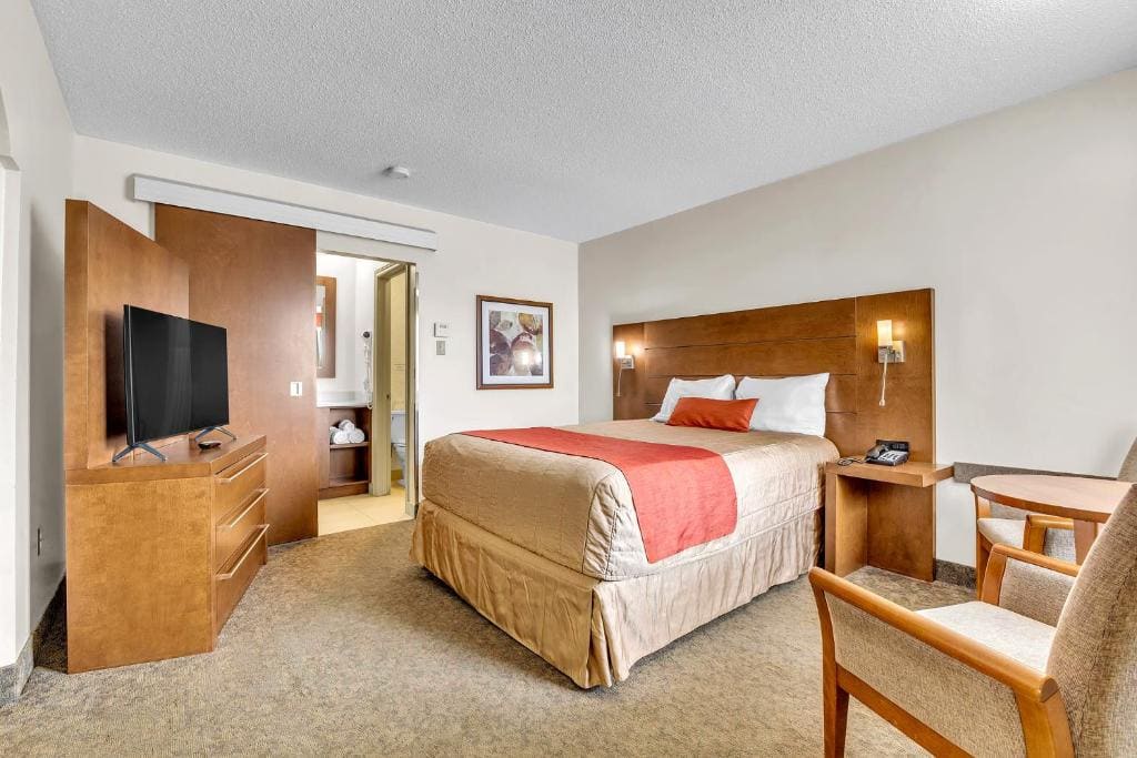 Queen Suite with Spa Bath room - Image 1
