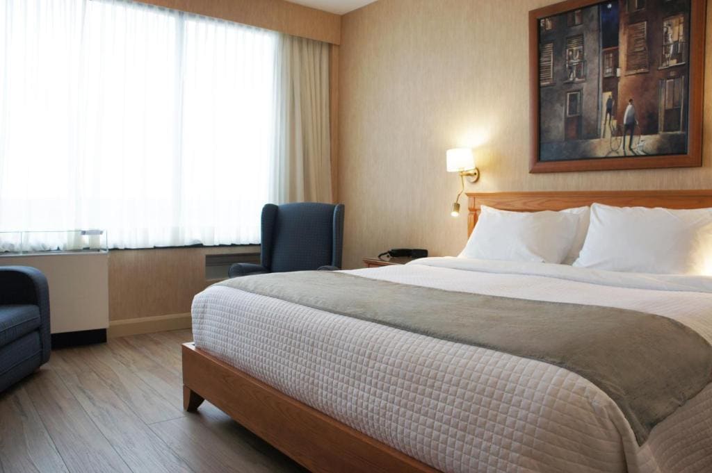 Business Room, King-size bed, single sofa-bed, wooden floor room - Image 3