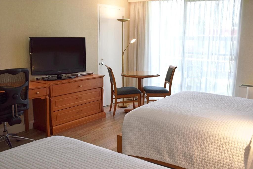Garden side room with 2 Queen-size beds, wooden floor room - Image 1