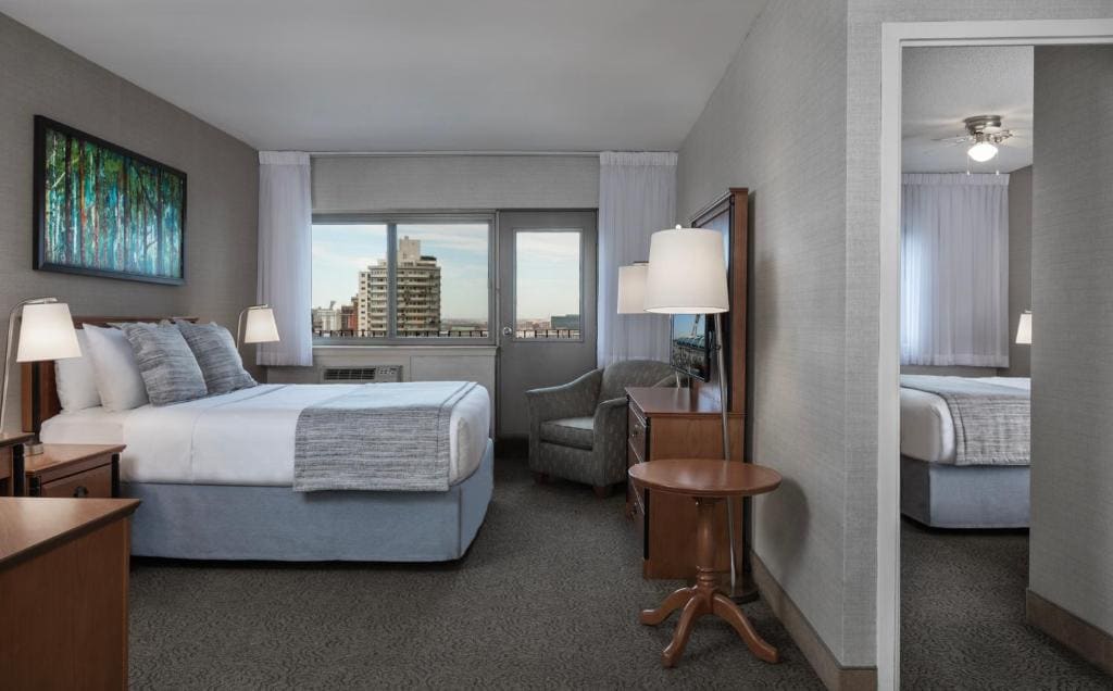 Deluxe Queen Suite room - Image 1