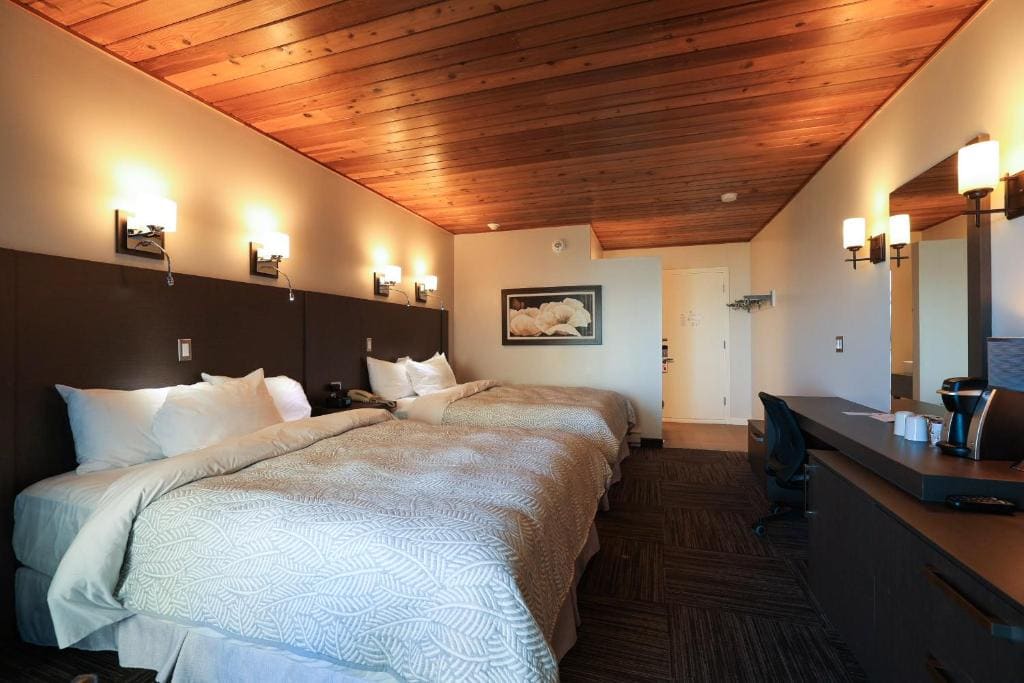 Queen Room with Two Queen Beds with Balcony and River View room - Image 2