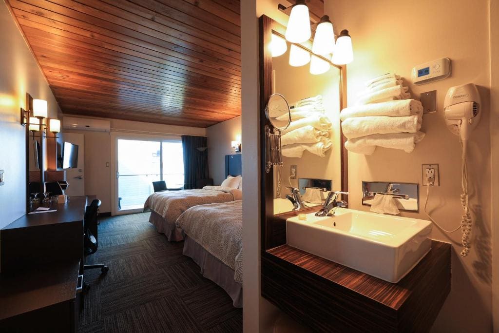 Queen Room with Two Queen Beds with Balcony and River View room - Image 1