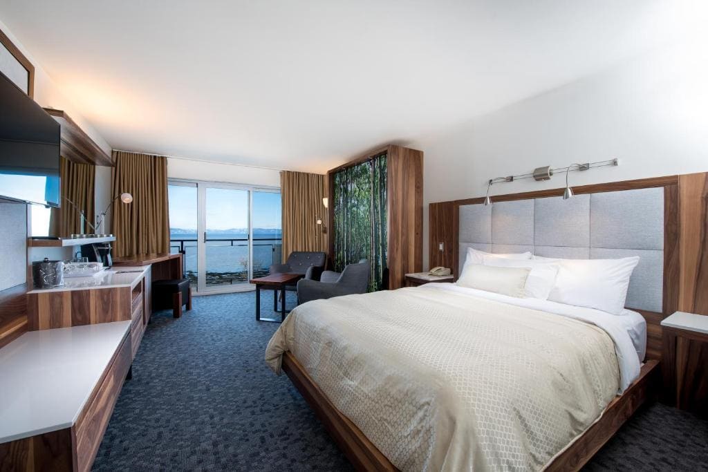 Superior Room 1 Queen bed and 1 Murphy bed Balcony and River View room - Image 3