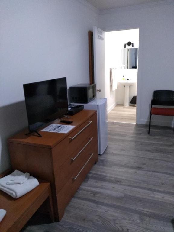 Classic Quadruple Room room - Image 3