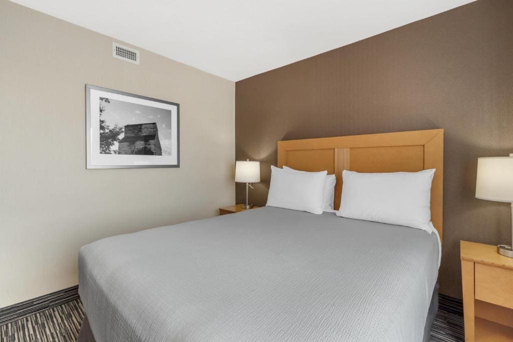 Queen Suite with Kitchenette - No Pets Allowed/Non-Smoking room - Image 1