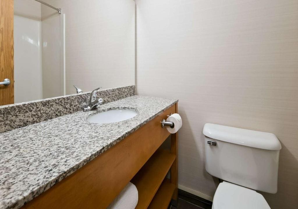 Queen Room with Two Queen Beds - No Pets Allowed/Non-Smoking room - Image 2