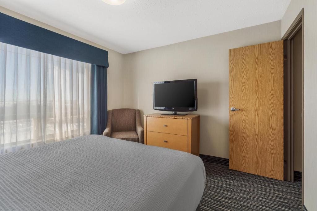 Queen Suite with Kitchenette - No Pets Allowed/Non-Smoking room - Image 3