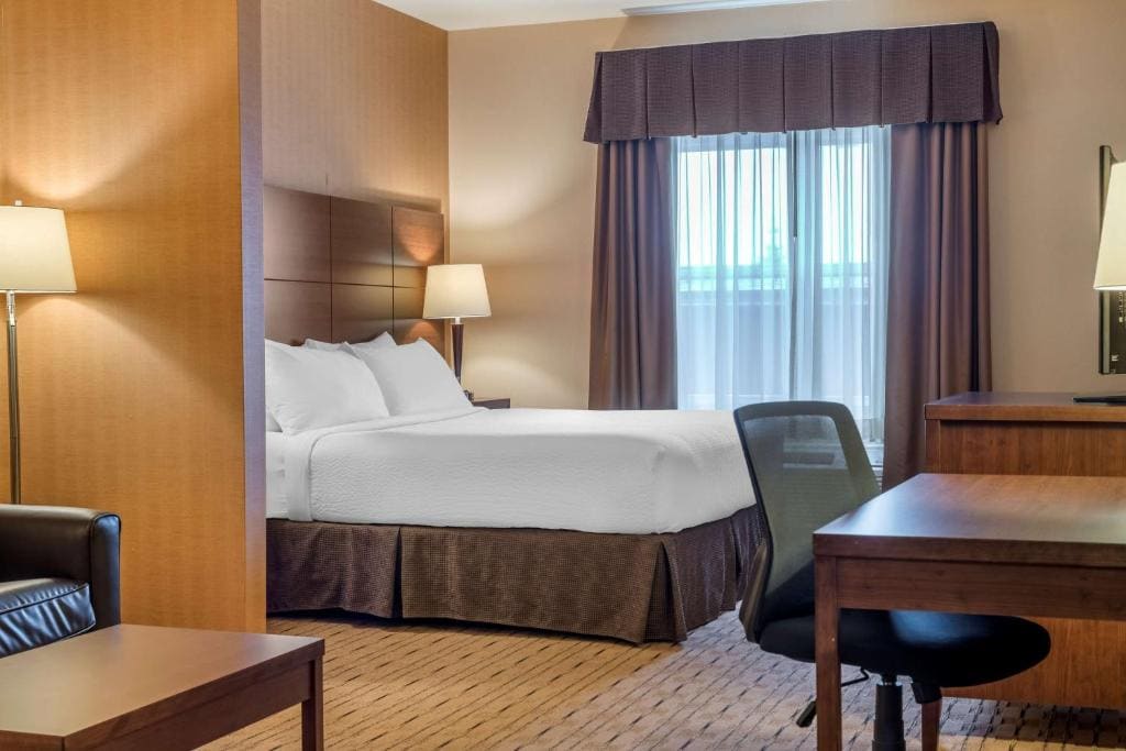 Larger King Suite with Sofa Bed room - Image 2