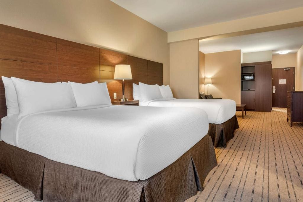 Large Suite with Two Queen Beds and Sofa Bed - Non-Smoking room - Image 1