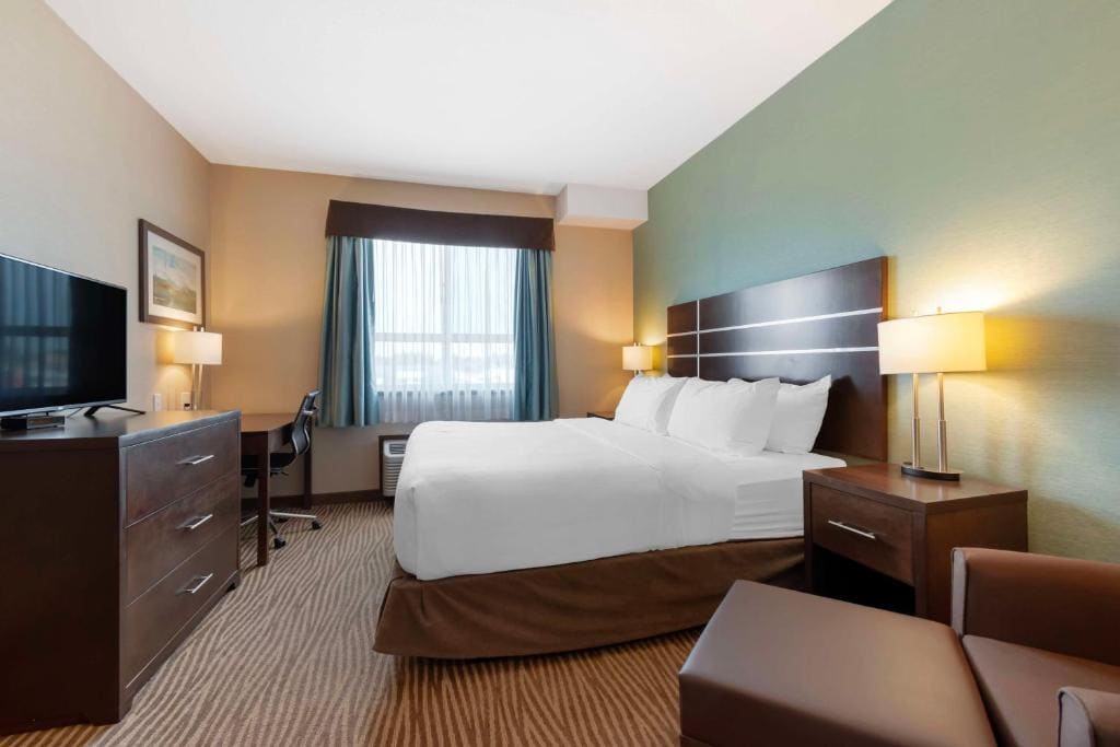 King Room with Walk-in Shower - Mobility Accessible/Non-Smoking room - Image 1