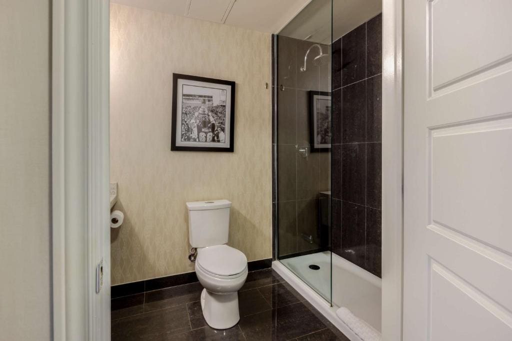 King Suite with One King Bed and Wet Bar - Non Smoking room - Image 1