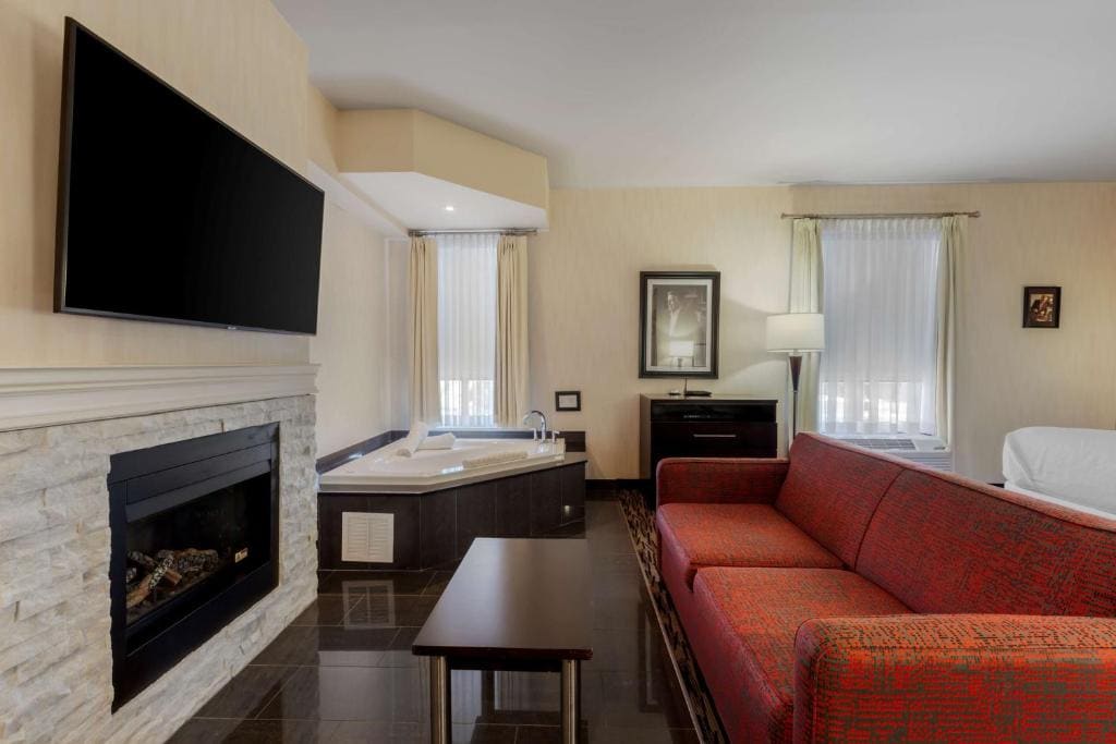 King Suite with Whirlpool - Non smoking room - Image 2