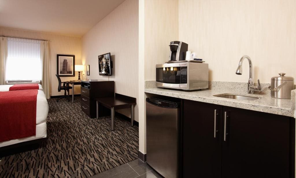Queen Suite with Two Queen Beds - Non Smoking room - Image 1