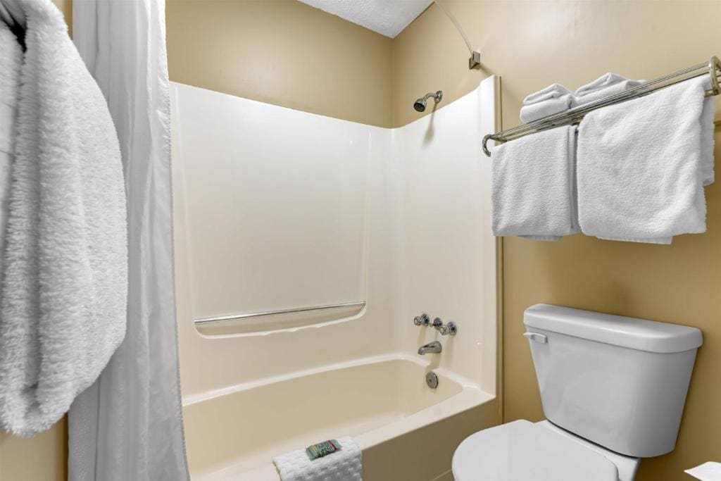 Queen Room with Two Queen Beds - Non-Smoking room - Image 3