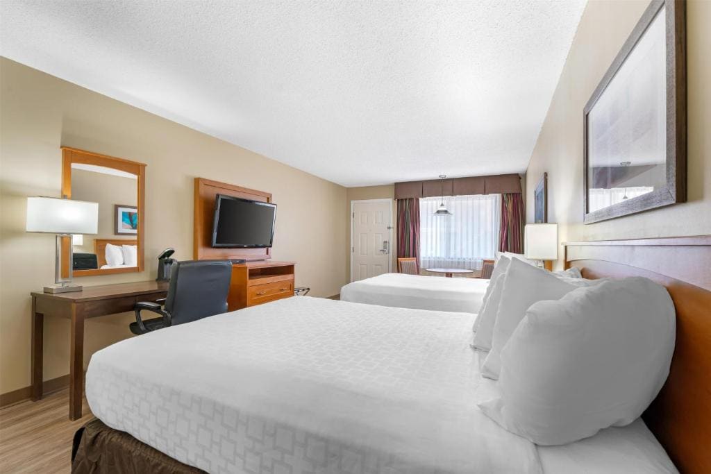 Queen Room with Two Queen Beds - Non-Smoking room - Image 2