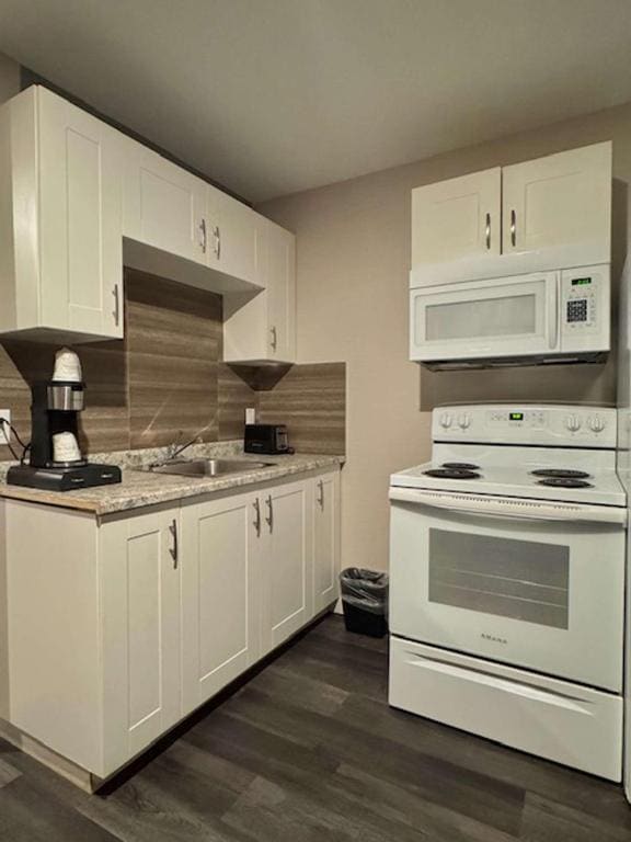 Two-Room Suite with One King and One Queen Bed with Fireplace and Full Kitchen - Non-Smoking room - Image 1