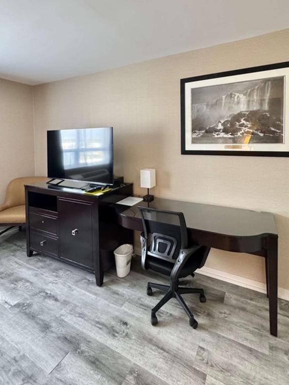Two-Room Suite with One King and One Queen Bed with Fireplace and Full Kitchen - Non-Smoking room - Image 2