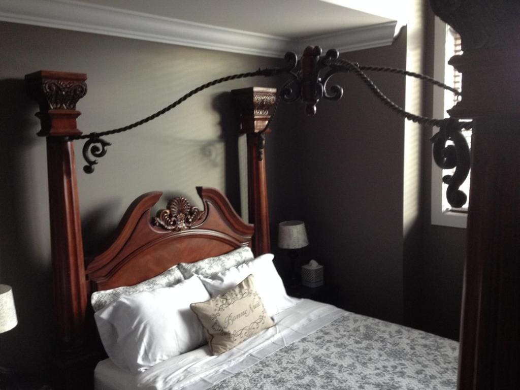 Deluxe Queen Suite with Balcony room - Image 3